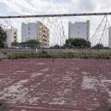 L'Accademia � ospitata  dalla �vecchia� scuola media del quartiere, ormai chiusa: una grande struttura per gran parte inutilizzata. Da un varco nella rete di recinzione raggiungiamo quella che era la �palestra all�aperto� dell�ex scuola. Ora non resta che il ricordo di un campo di calcio il cui stato � ben rappresentato dai brandelli di una rete